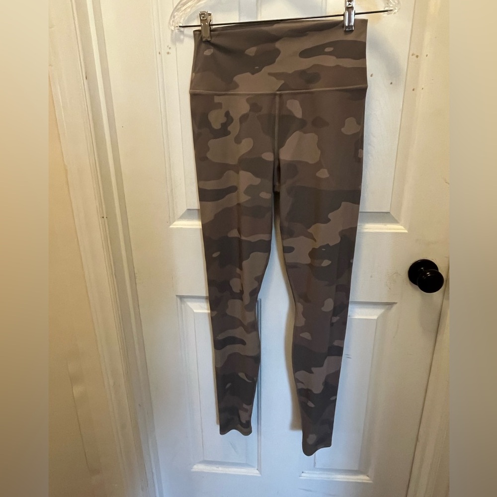 🧘🏽‍♀️LIKE NEW Alo Yoga High Waist Camo Vapor Leggings in Putty - Sz Medium